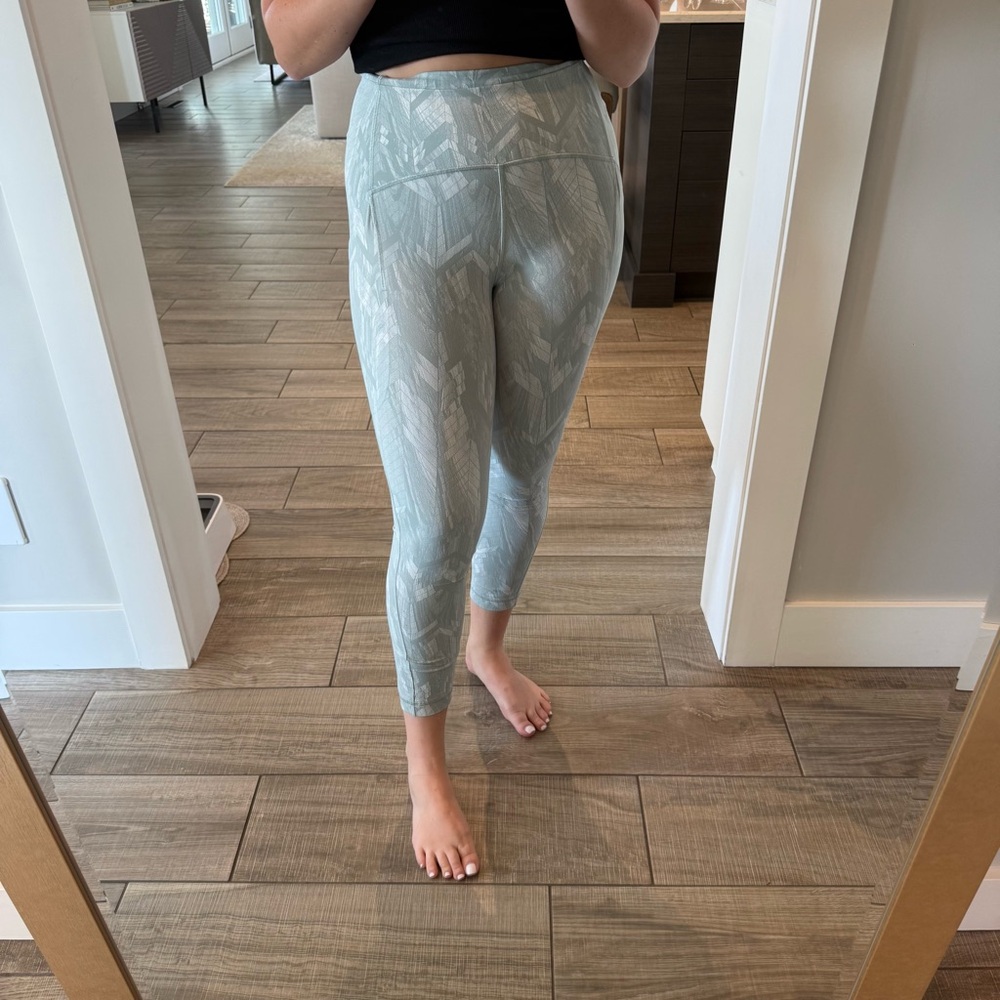 Chevron Jacquard Silver Blue Swift Speed High-Rise Crop 21" Leggings size 4
